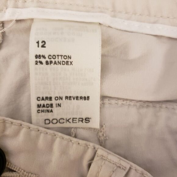 Dockers sand color mid rise curvy capris Pre-owned - Picture 5 of 6